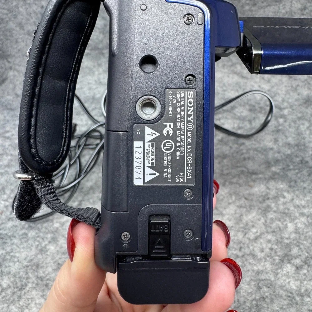 Sony Blue Camcorder Handycam DCR-SX41 8GB of Internal Memory TESTED